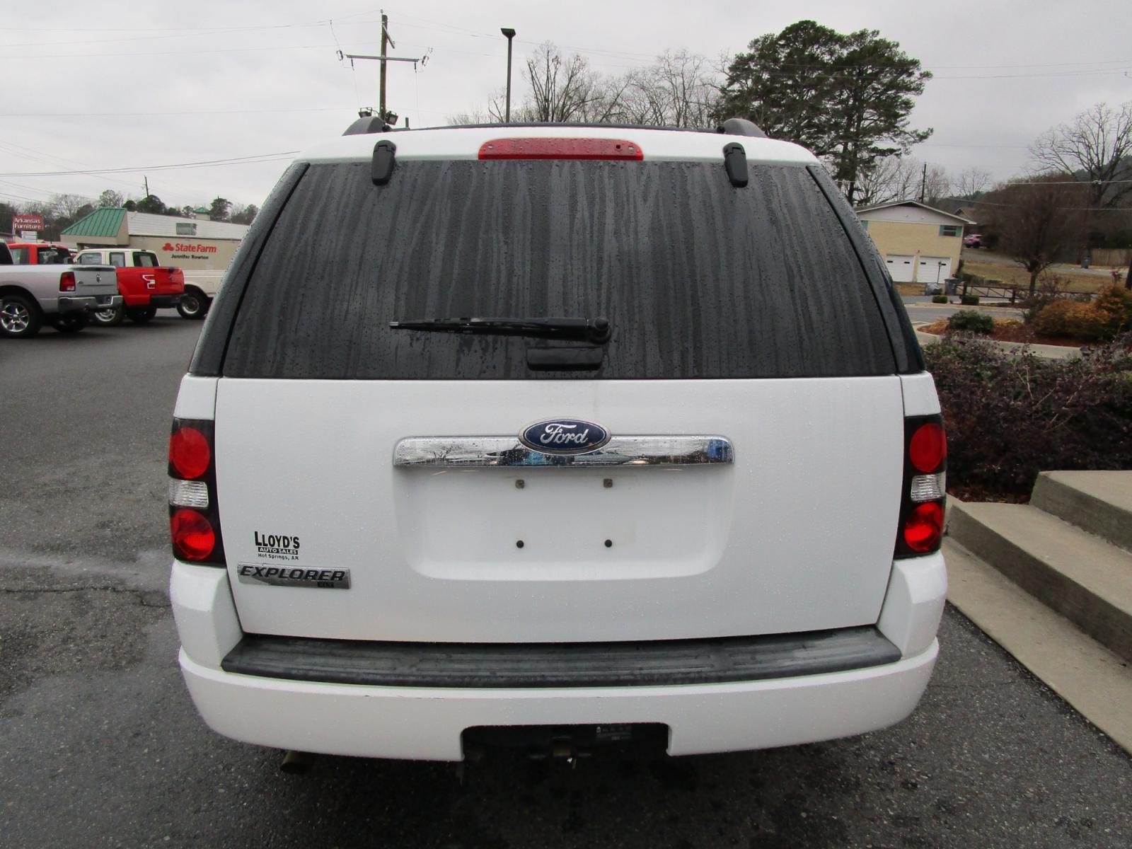 2010 WHITE Ford Explorer XLT 4.0L 2WD (1FMEU6DE1AU) with an 4.0L V6 SOHC 16V engine, 5-Speed Automatic transmission, located at 1814 Albert Pike Road, Hot Springs, AR, 71913, (501) 623-1717, 34.494228, -93.094070 - Photo #5